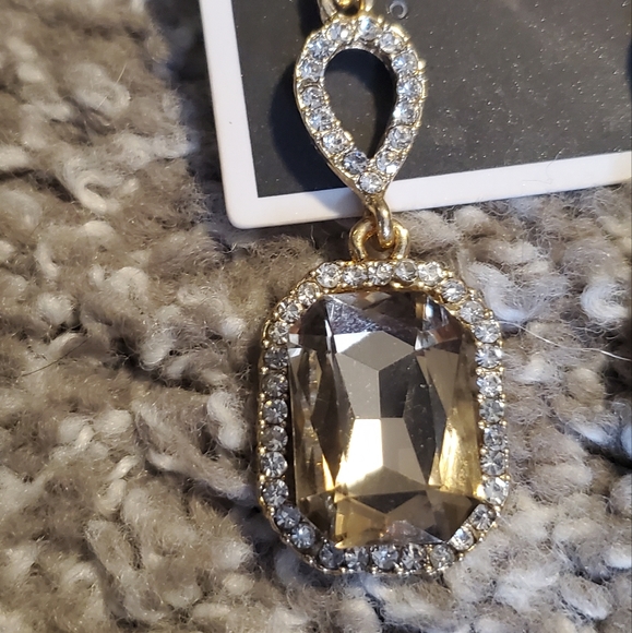 3/$30👂 BNWT beautiful faux diamond, faux emerald cut Citron, gold drop earings - Picture 6 of 10